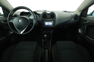 Interno anteriore dell'abitacolo, dal sedile posteriore