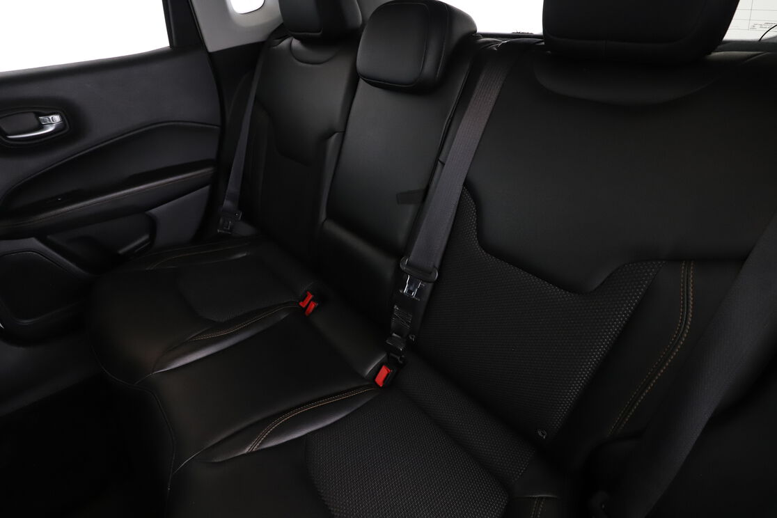 Tylne siedzenia od strony kierowcy