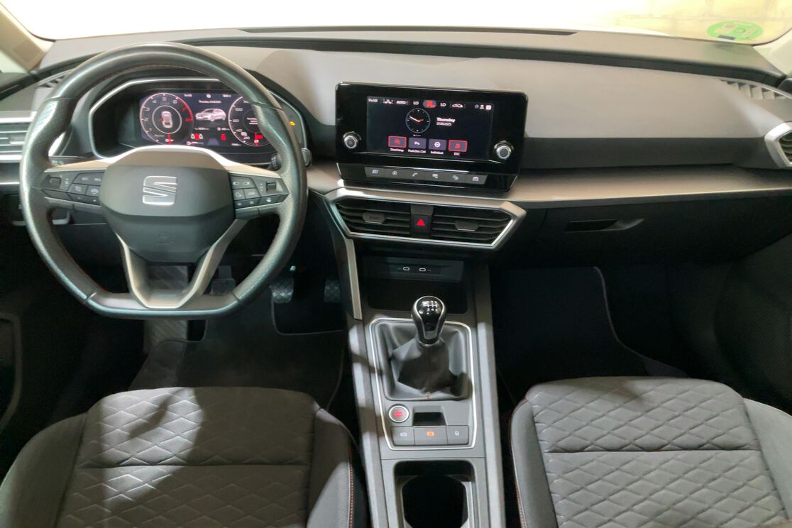 Interior frontal de la cabina desde el asiento trasero