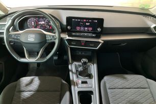 Interior frontal de la cabina desde el asiento trasero