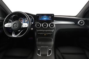 Interior frontal de la cabina desde el asiento trasero