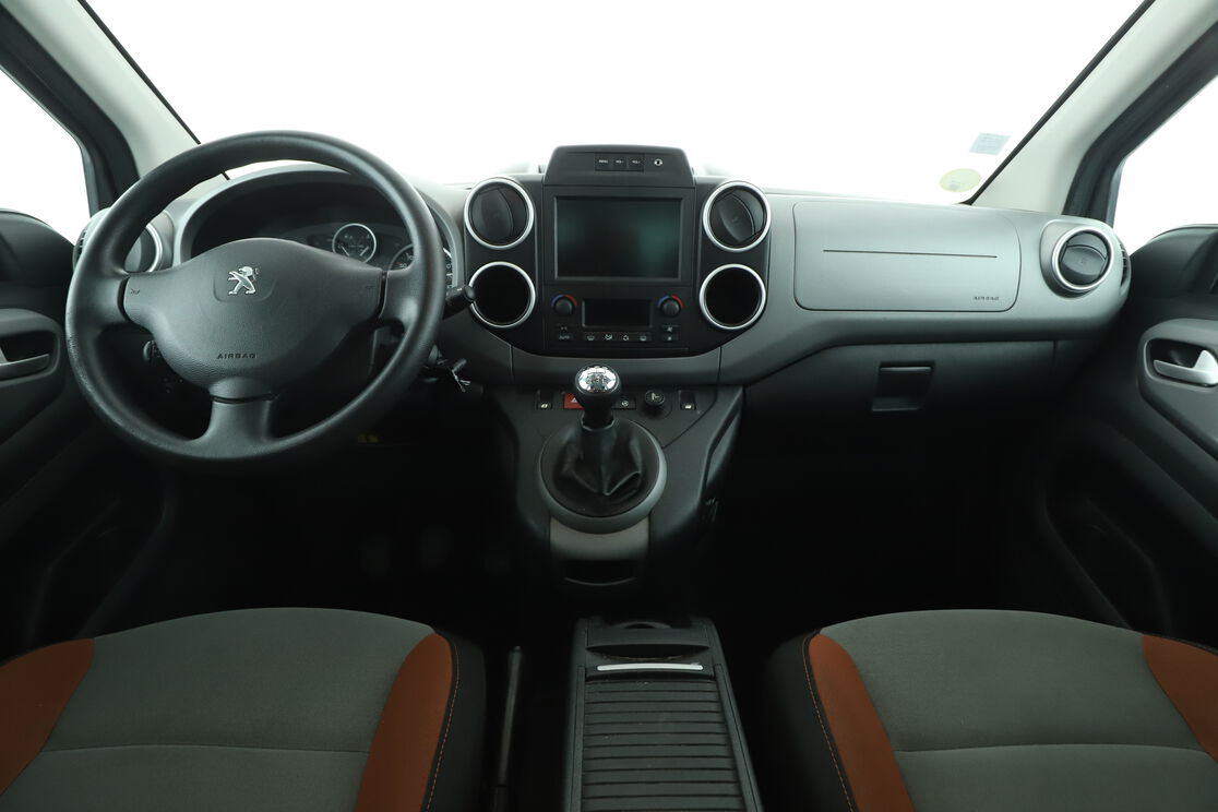 Intérieur avant de l'habitacle depuis le siège arrière