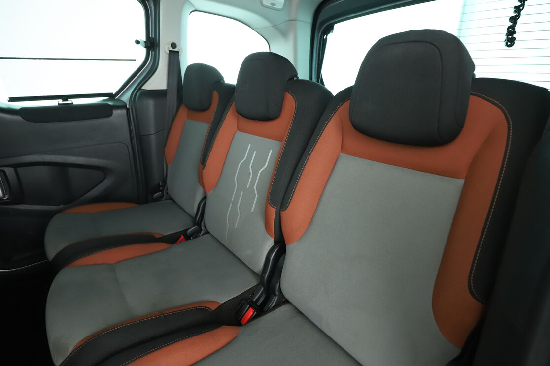 Intérieur sièges arrière depuis le côté conducteur