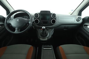 Intérieur avant de l'habitacle depuis le siège arrière