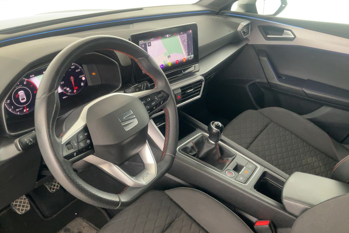 Interior frontal de la cabina desde el asiento trasero