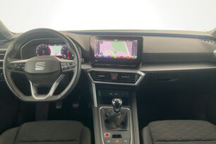 Interior lado del conductor desde el asiento trasero