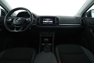 Vorderseite des Innenraums des Cockpits vom Rücksitz aus