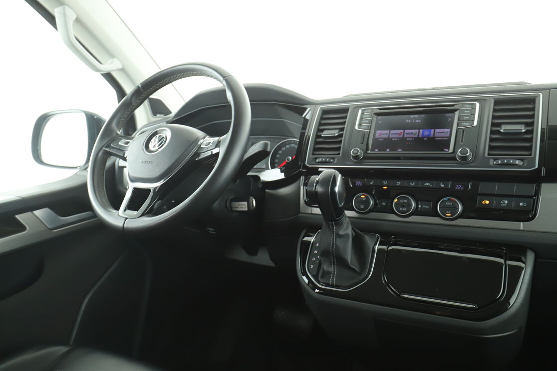 Innenraum der Fahrerseite vom Rücksitz