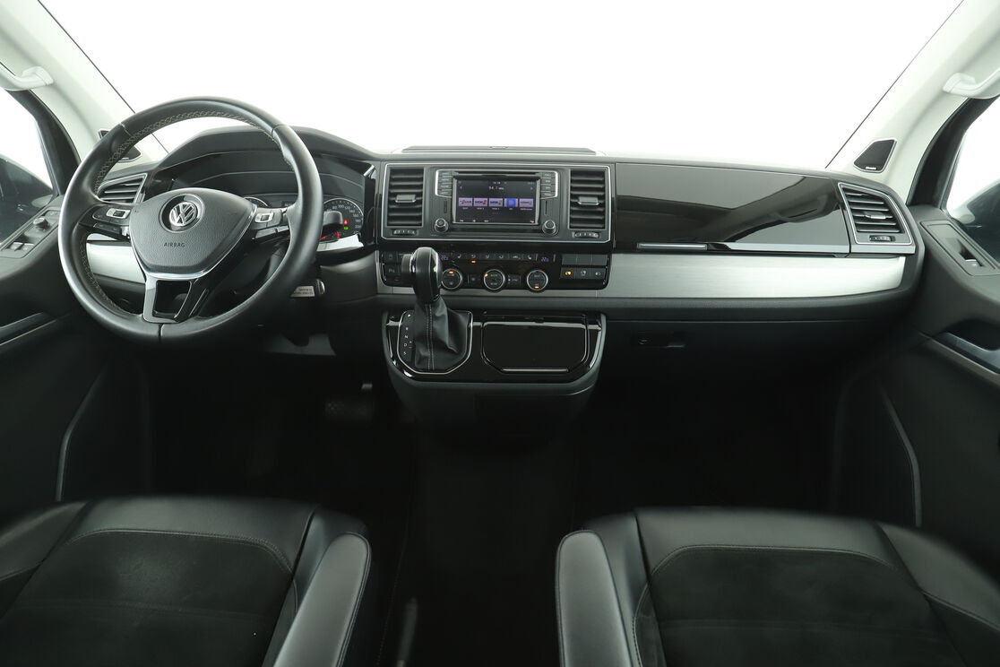 Vorderseite des Innenraums des Cockpits vom Rücksitz aus