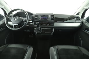 Vorderseite des Innenraums des Cockpits vom Rücksitz aus