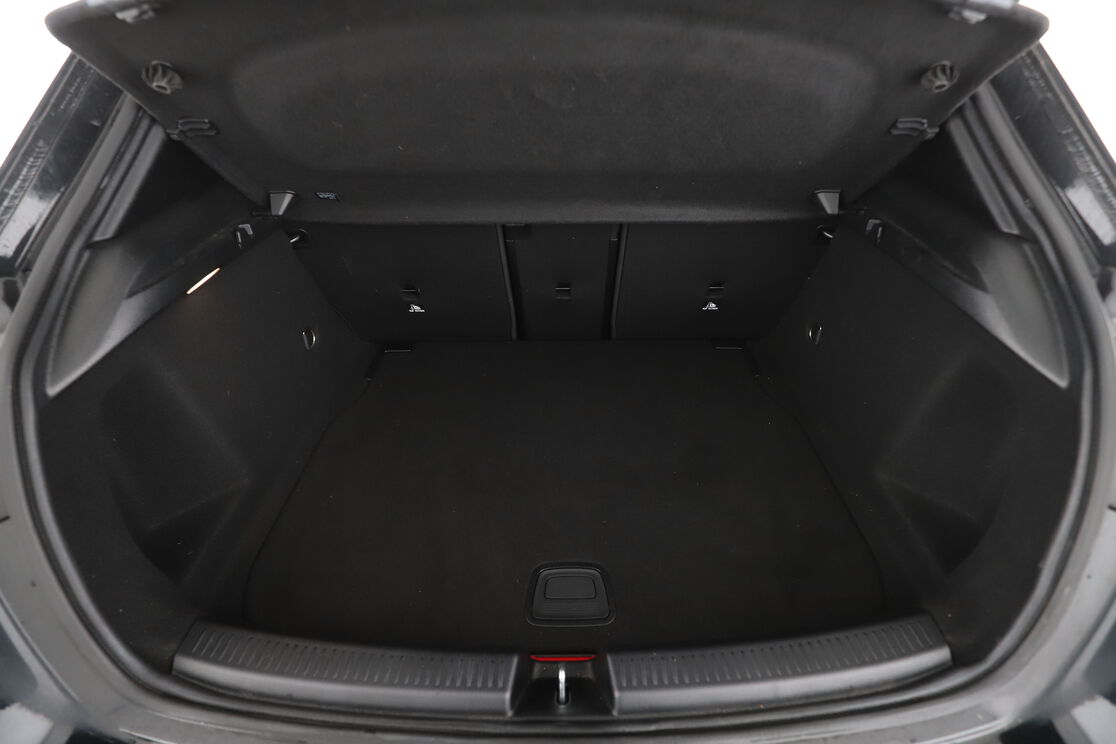 carDetails.imgAlt.interior.9