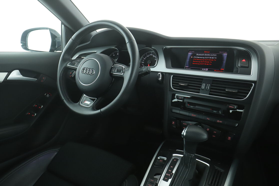 Innenraum der Fahrerseite vom Rücksitz