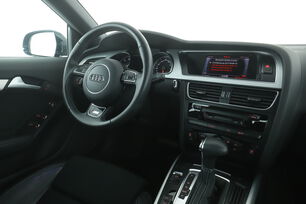 Innenraum der Fahrerseite vom Rücksitz
