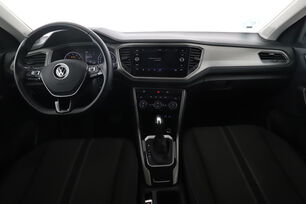 Interior frontal de la cabina desde el asiento trasero