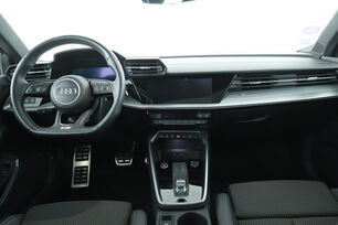 Intérieur avant de l'habitacle depuis le siège arrière