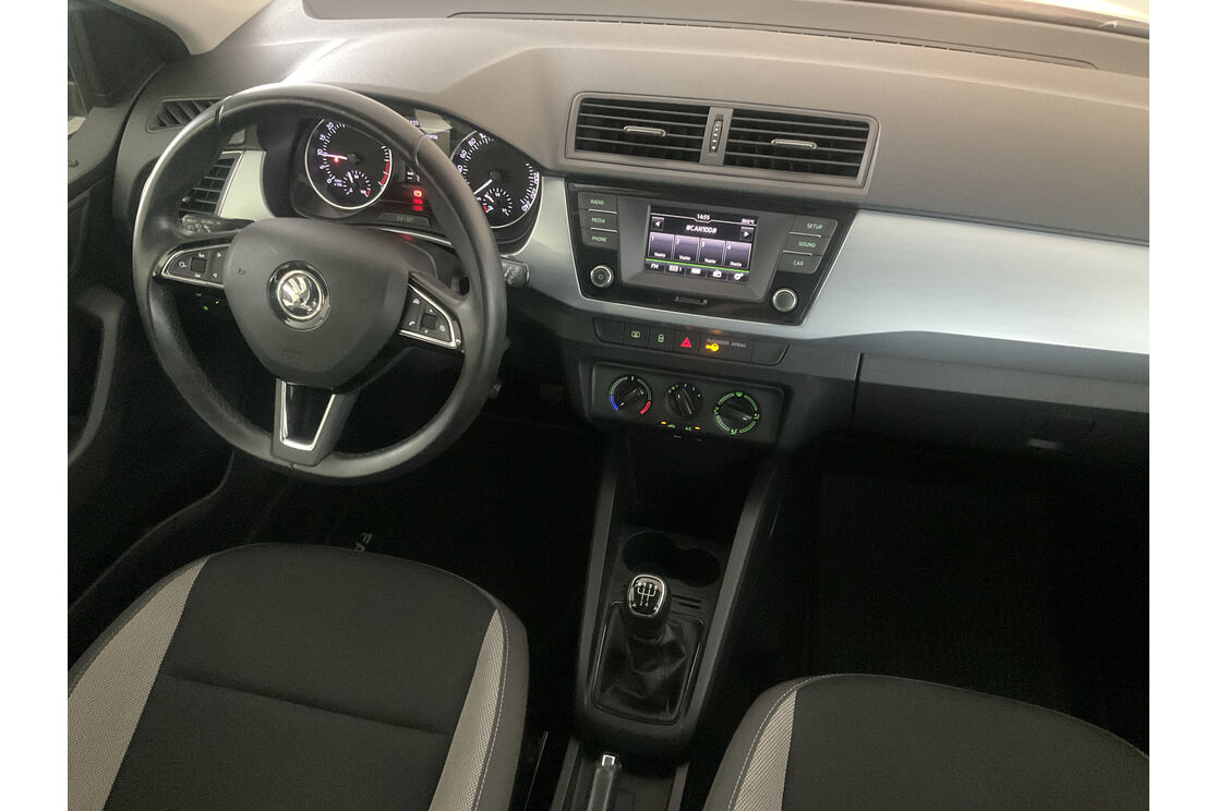 Interno lato guidatore, dal sedile posteriore