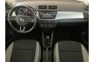 Interno anteriore dell'abitacolo, dal sedile posteriore