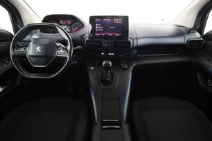 Interior frontal de la cabina desde el asiento trasero