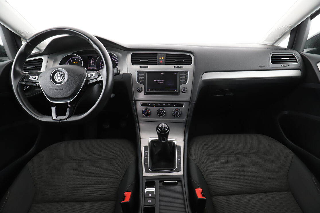 Främre interiör sett från baksätet