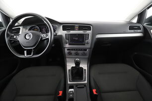 Främre interiör sett från baksätet