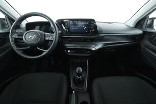 Vorderseite des Innenraums des Cockpits vom Rücksitz aus