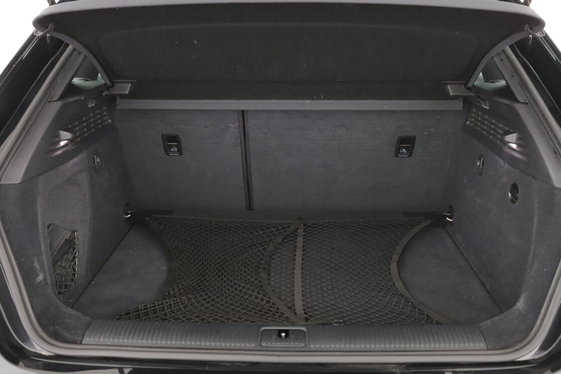 carDetails.imgAlt.interior.9