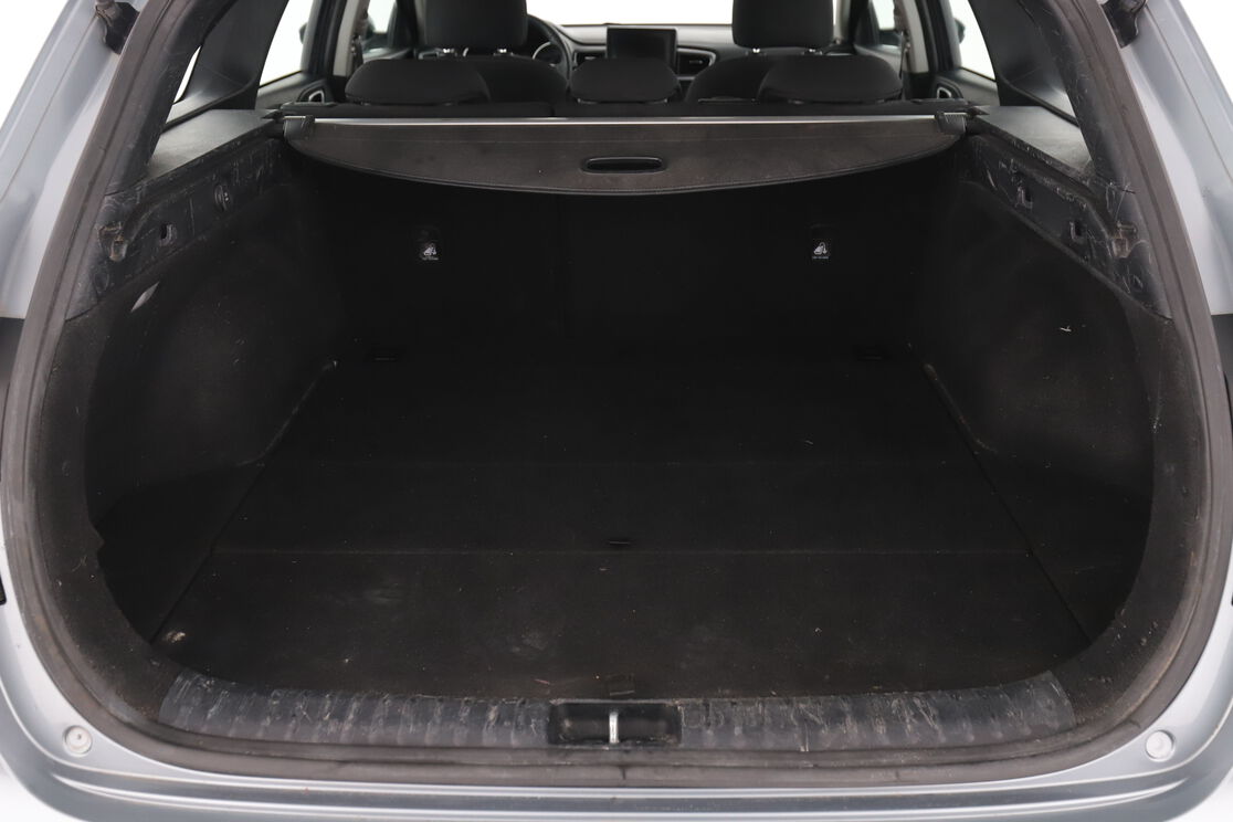 carDetails.imgAlt.interior.9