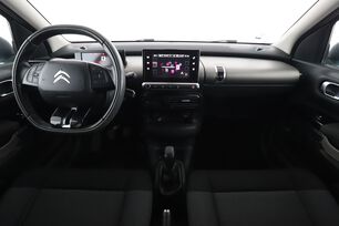 Interior frontal de la cabina desde el asiento trasero