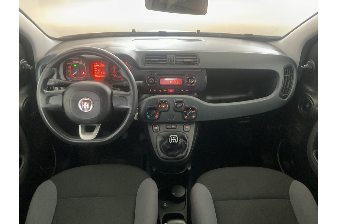 Interno anteriore dell'abitacolo, dal sedile posteriore