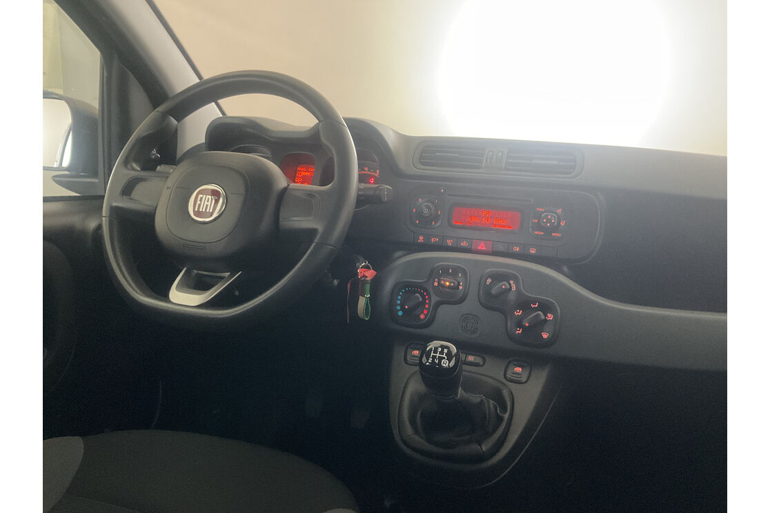 Interno lato guidatore, dal sedile posteriore