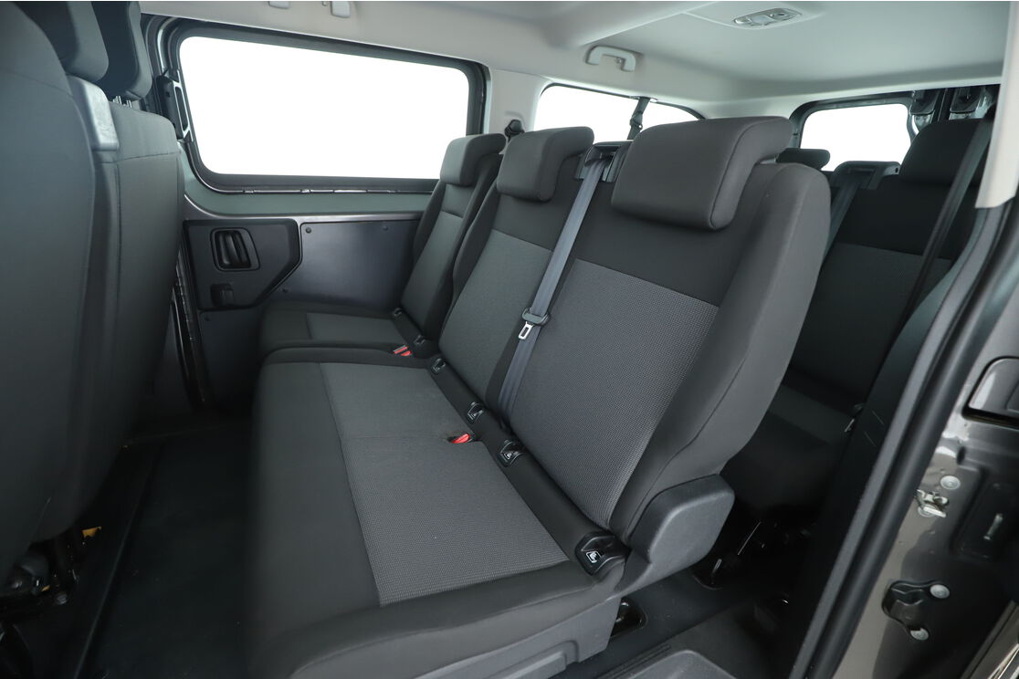 Intérieur avant de l'habitacle depuis le siège arrière