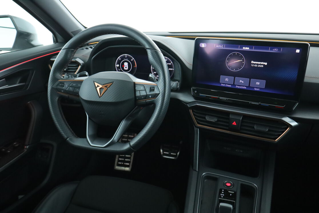 Innenraum der Fahrerseite vom Rücksitz