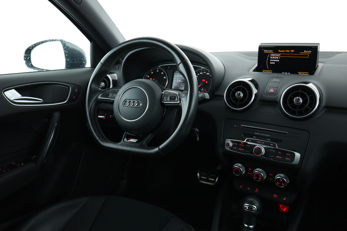 Intérieur côté conducteur depuis le siège arrière