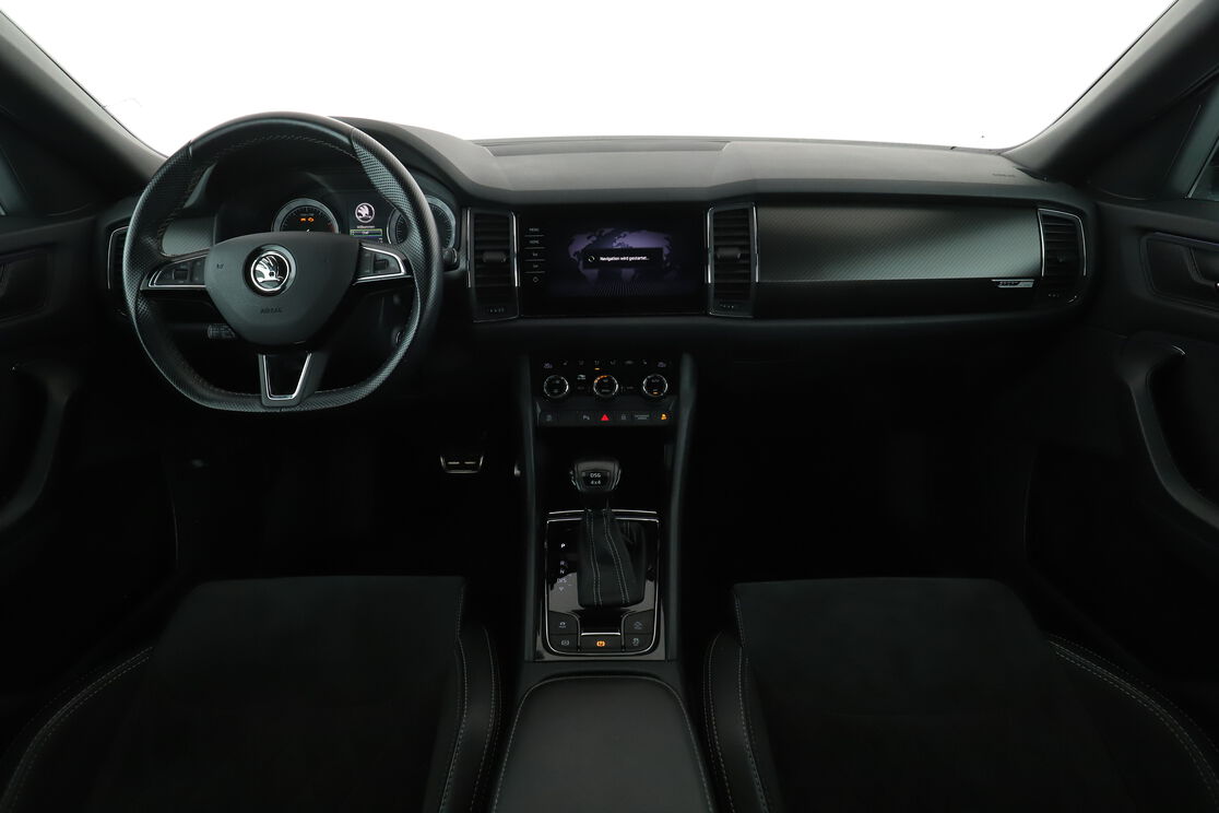 Vorderseite des Innenraums des Cockpits vom Rücksitz aus