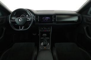 Vorderseite des Innenraums des Cockpits vom Rücksitz aus