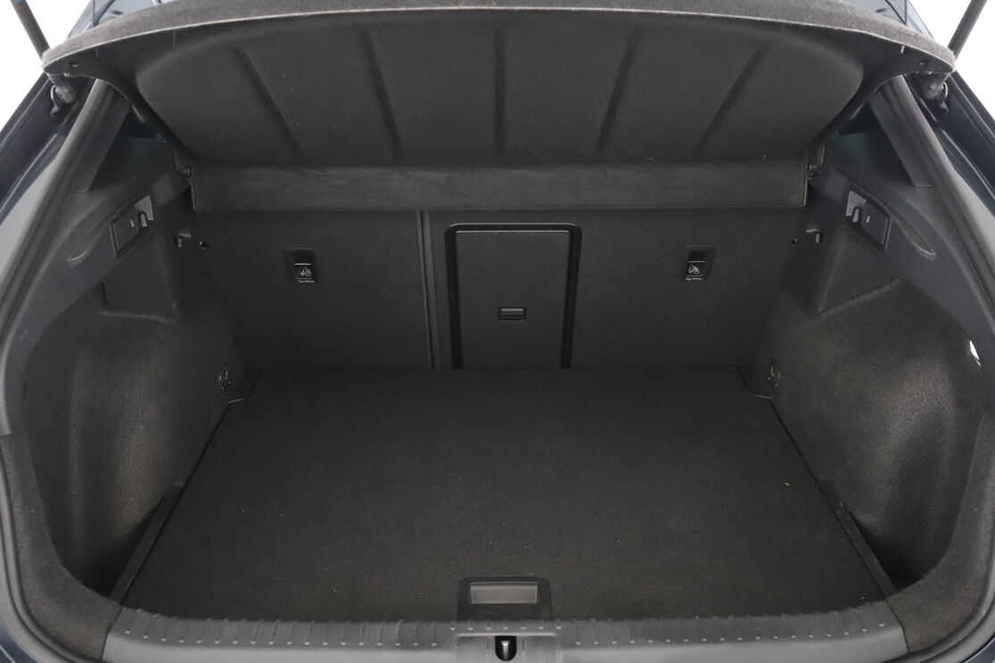 carDetails.imgAlt.interior.9