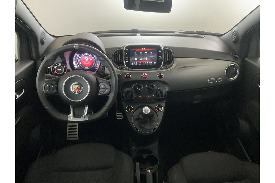 Interno anteriore dell'abitacolo, dal sedile posteriore