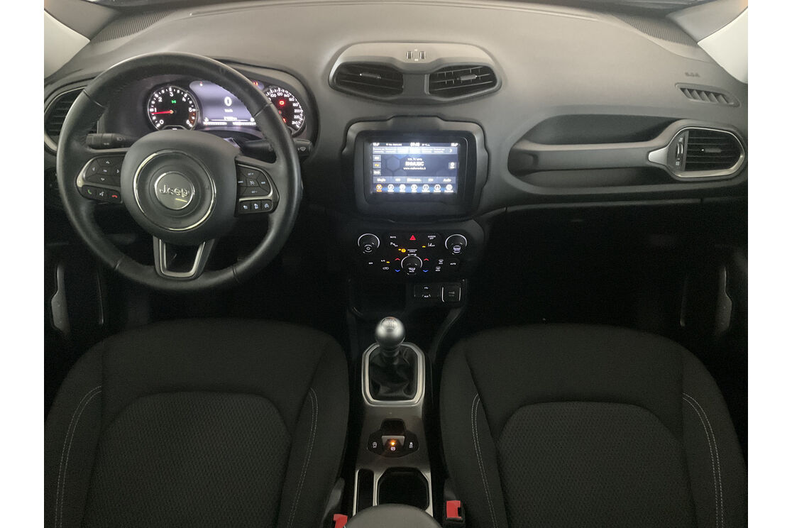 Interno anteriore dell'abitacolo, dal sedile posteriore