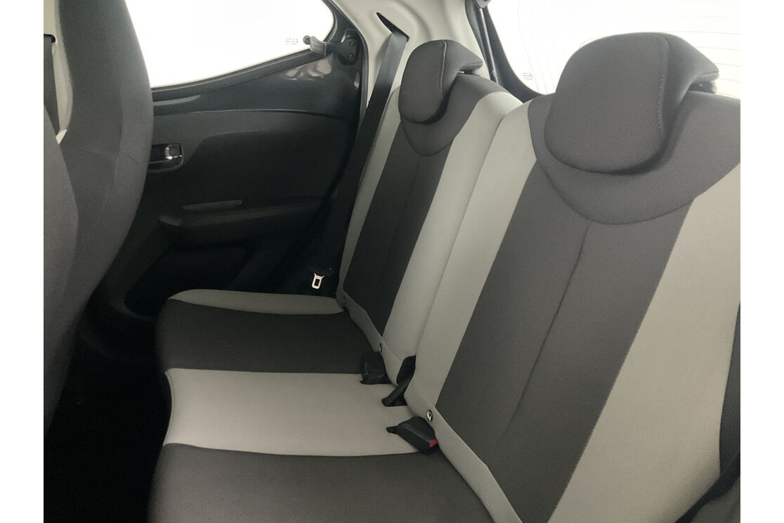 Innenraum der Fahrerseite vom Rücksitz