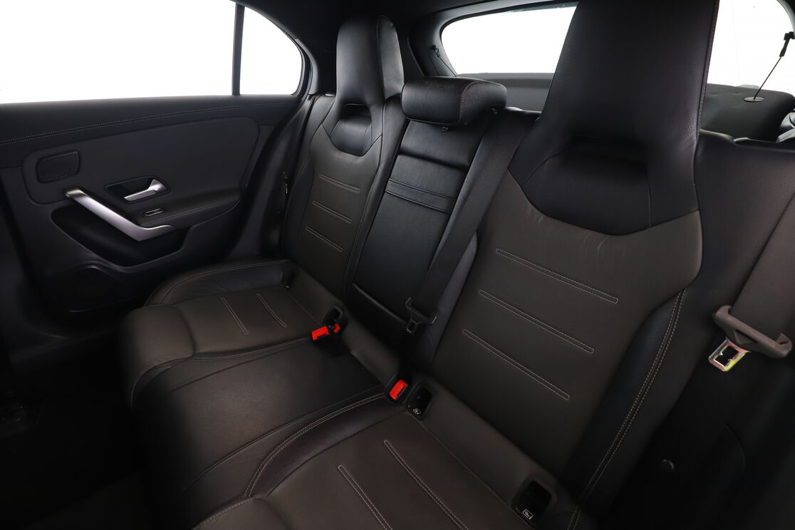 Intérieur sièges arrière depuis le côté conducteur