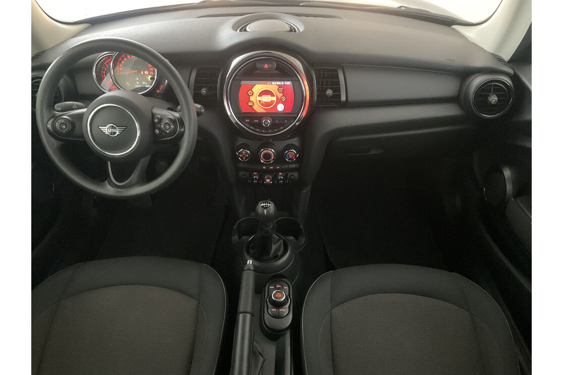 Interno anteriore dell'abitacolo, dal sedile posteriore