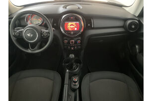 Interno anteriore dell'abitacolo, dal sedile posteriore