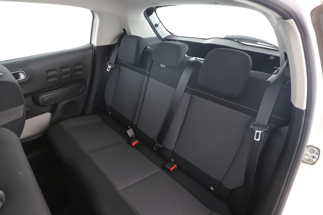 Intérieur côté conducteur depuis le siège arrière