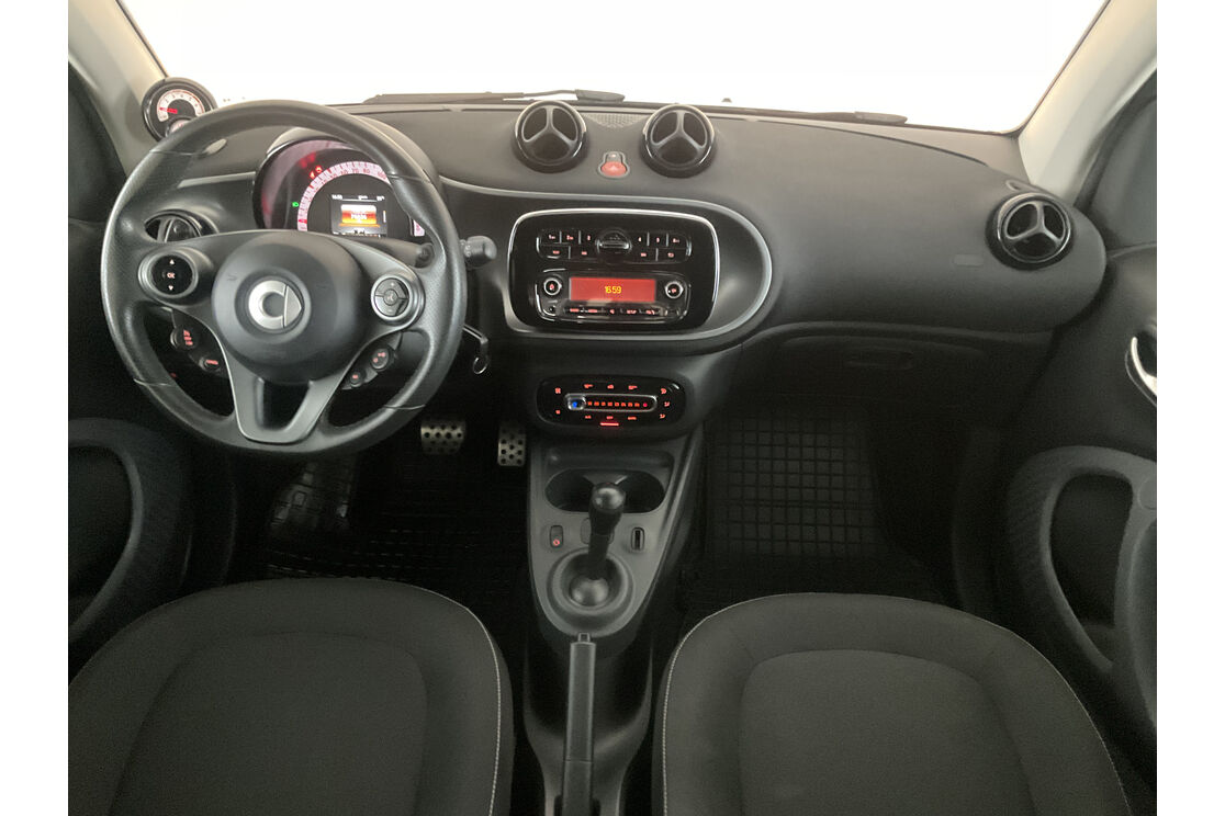 Interno anteriore dell'abitacolo, dal sedile posteriore
