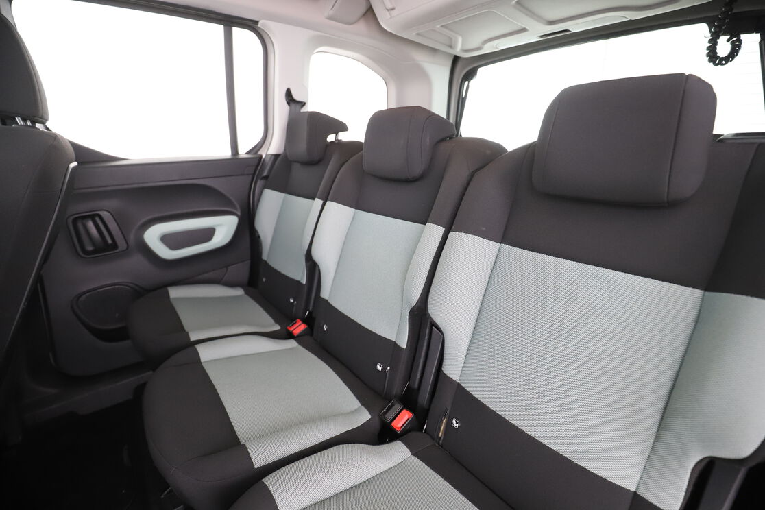 Intérieur sièges arrière depuis le côté conducteur
