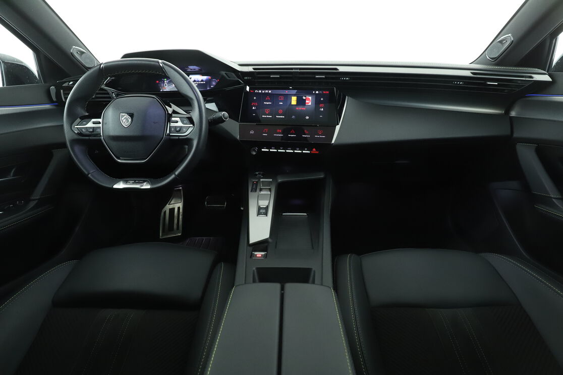 Intérieur avant de l'habitacle depuis le siège arrière