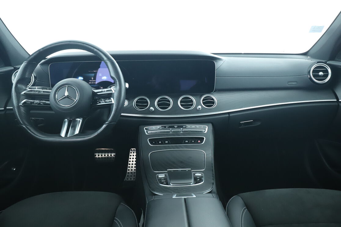 Intérieur avant de l'habitacle depuis le siège arrière