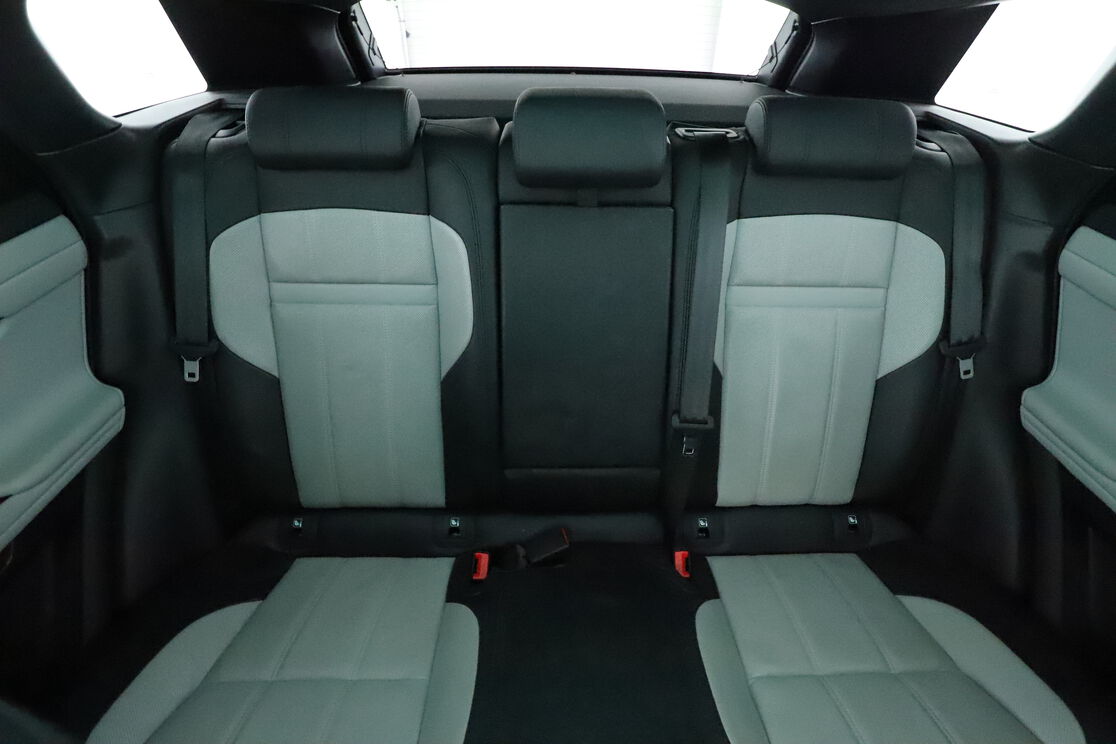 Intérieur sièges arrière depuis le côté conducteur