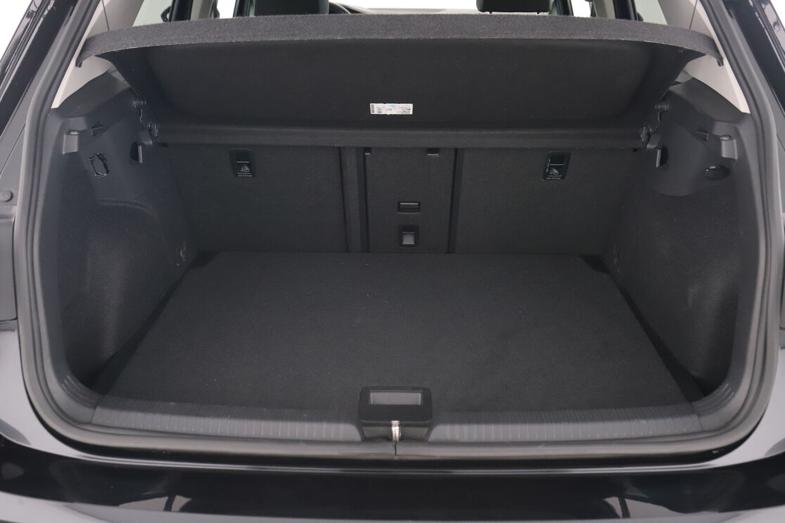 carDetails.imgAlt.interior.9