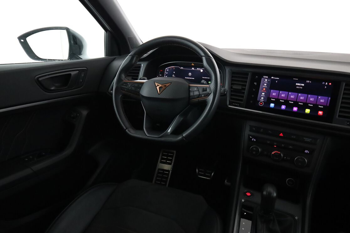 Interior lado del conductor desde el asiento trasero